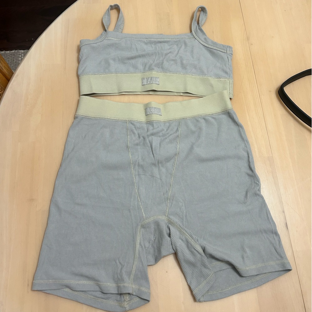 Skims bra and boxer set mineral